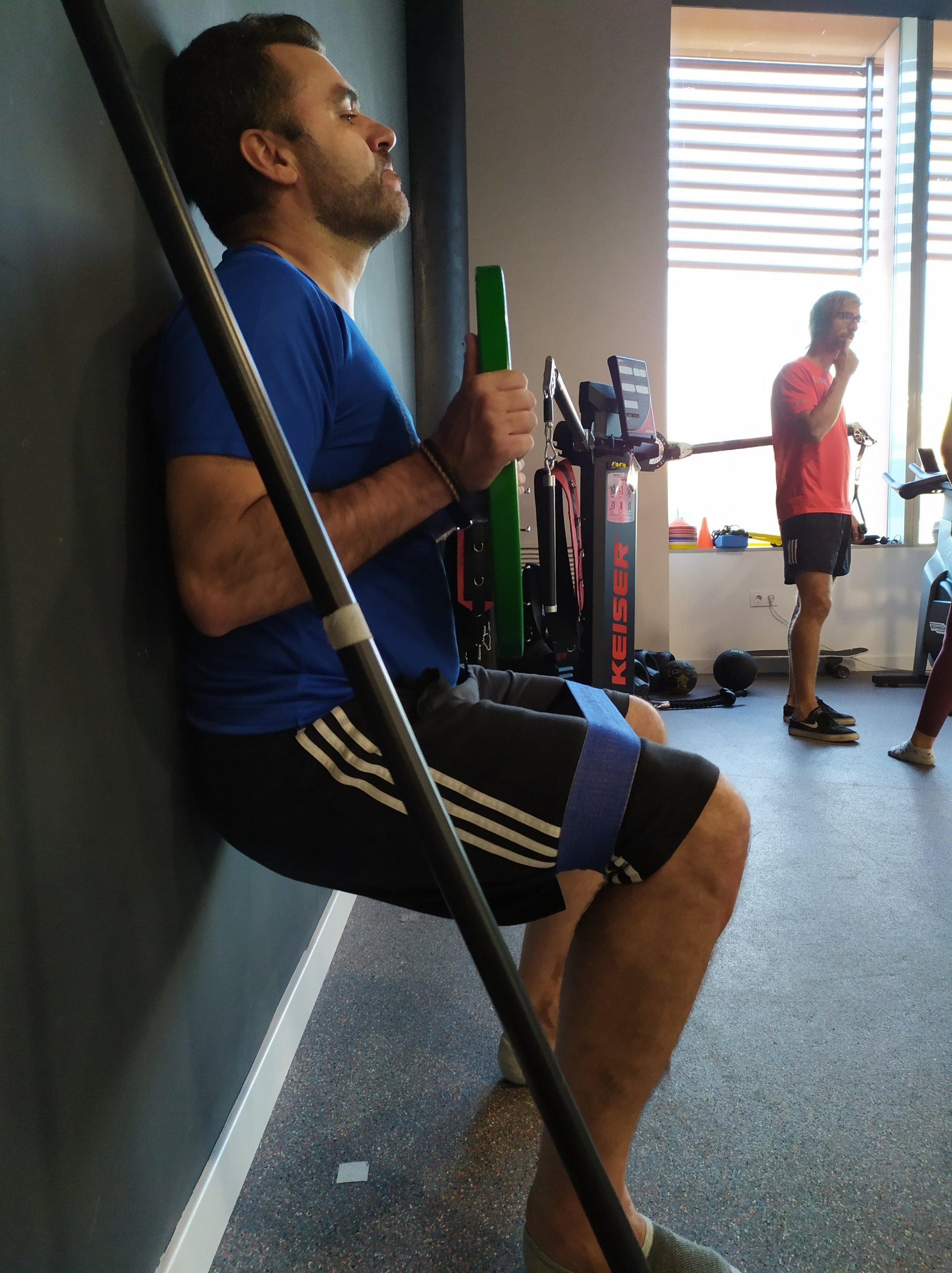 Sentadilla isométrica con miniband squat en pared